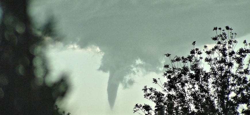 Tornado touches down in midwestern town